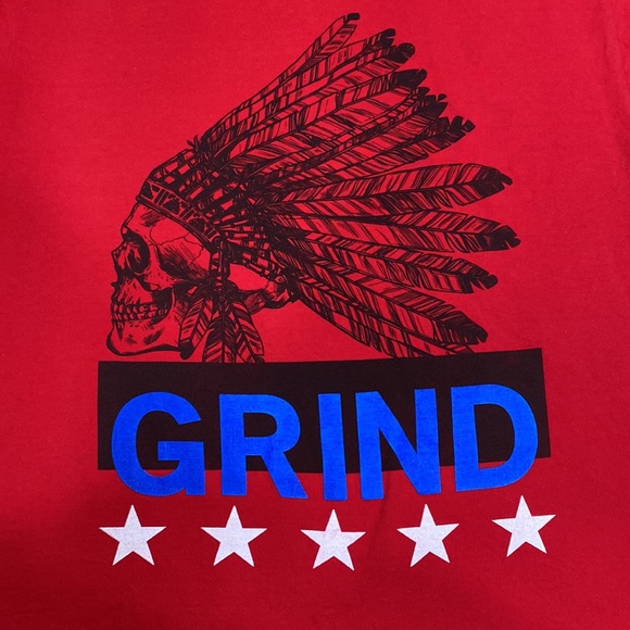Indian Head Skull with Feathers “GRIND” Red Graphic T Shirt Size XL ❤️💙🖤 🪶 - Picture 2 of 4